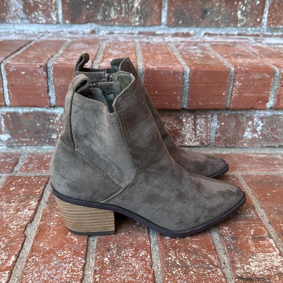 DV by Dolce Vita Oster Western Gray Suede Bootie Women's Size 7 - Picture 1 of 7